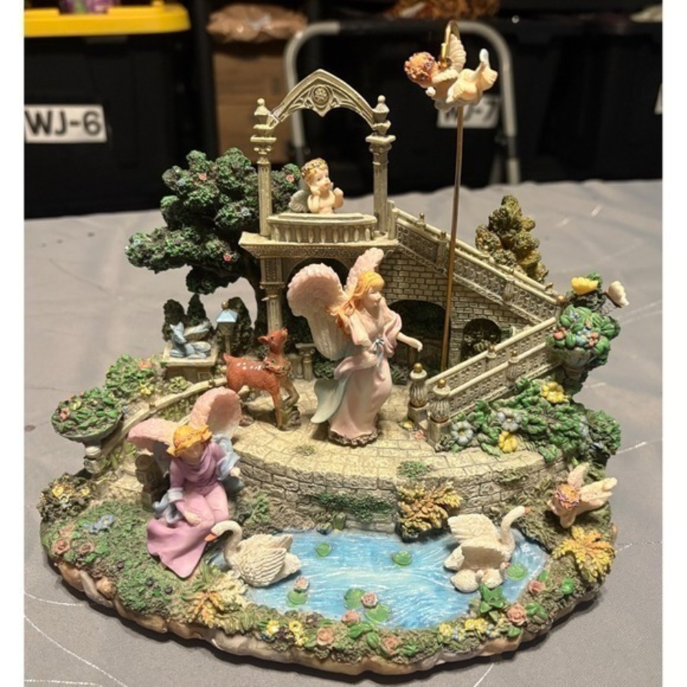 Vintage Angel Garden Musical Figurine Plays Edelweiss Sankyo TTAMF201 Cherubs